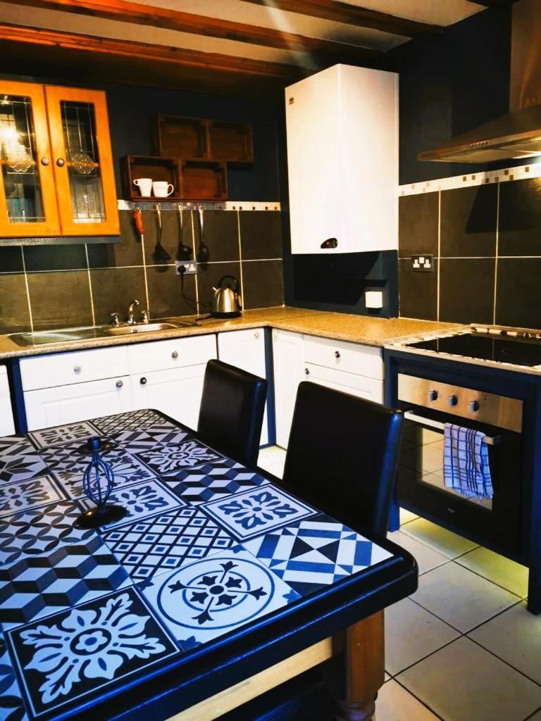The Cottage Govilon Экстерьер фото