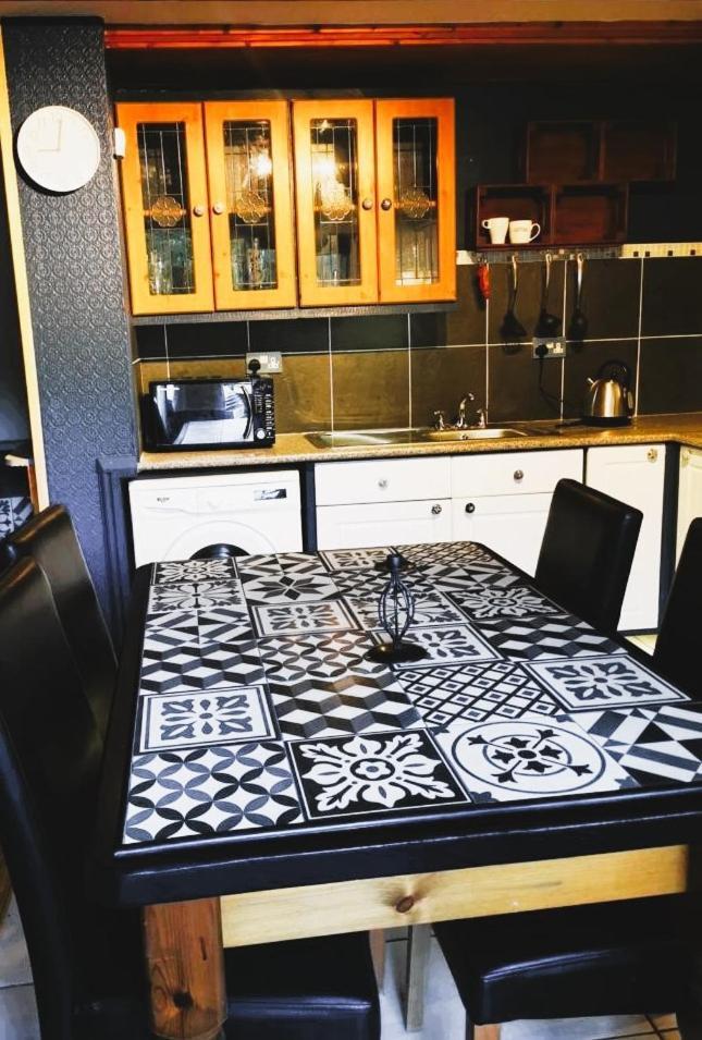 The Cottage Govilon Экстерьер фото